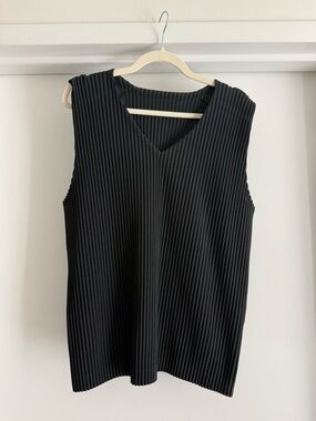 Homme Plisse Issey Miyake Black Pleated Sleeveless V-Neck Top